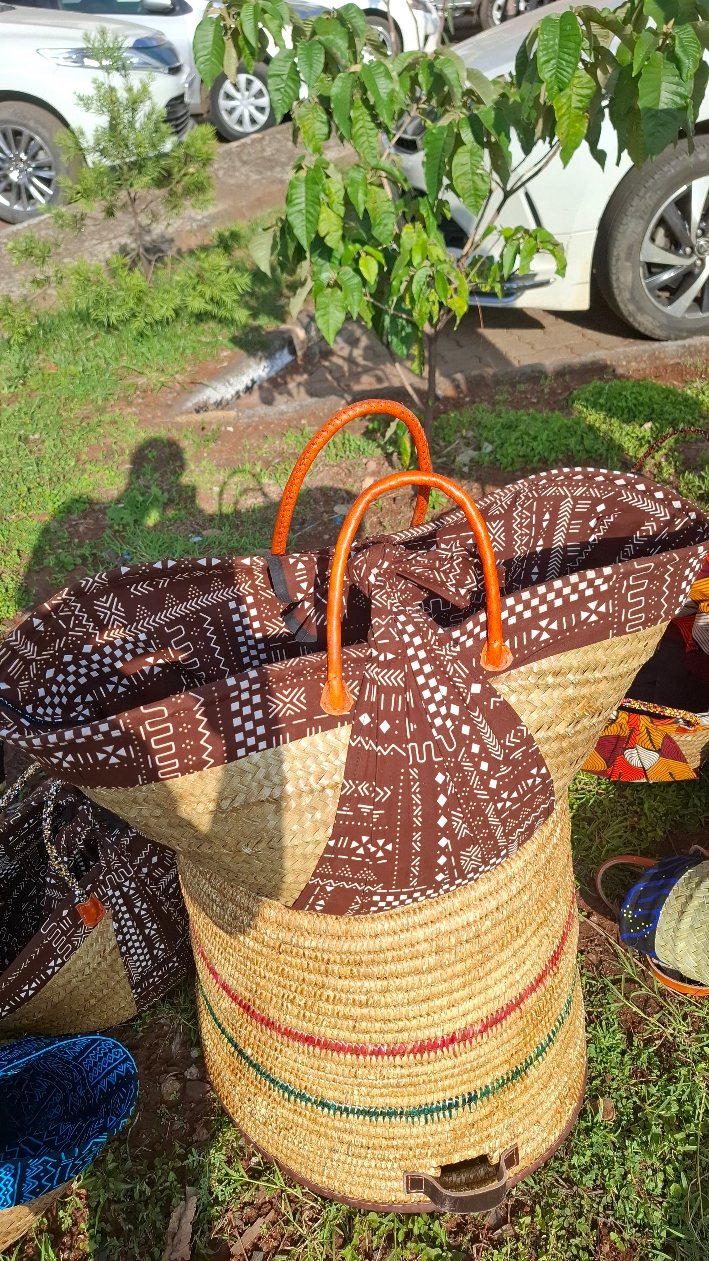 Palm bag with leather handle